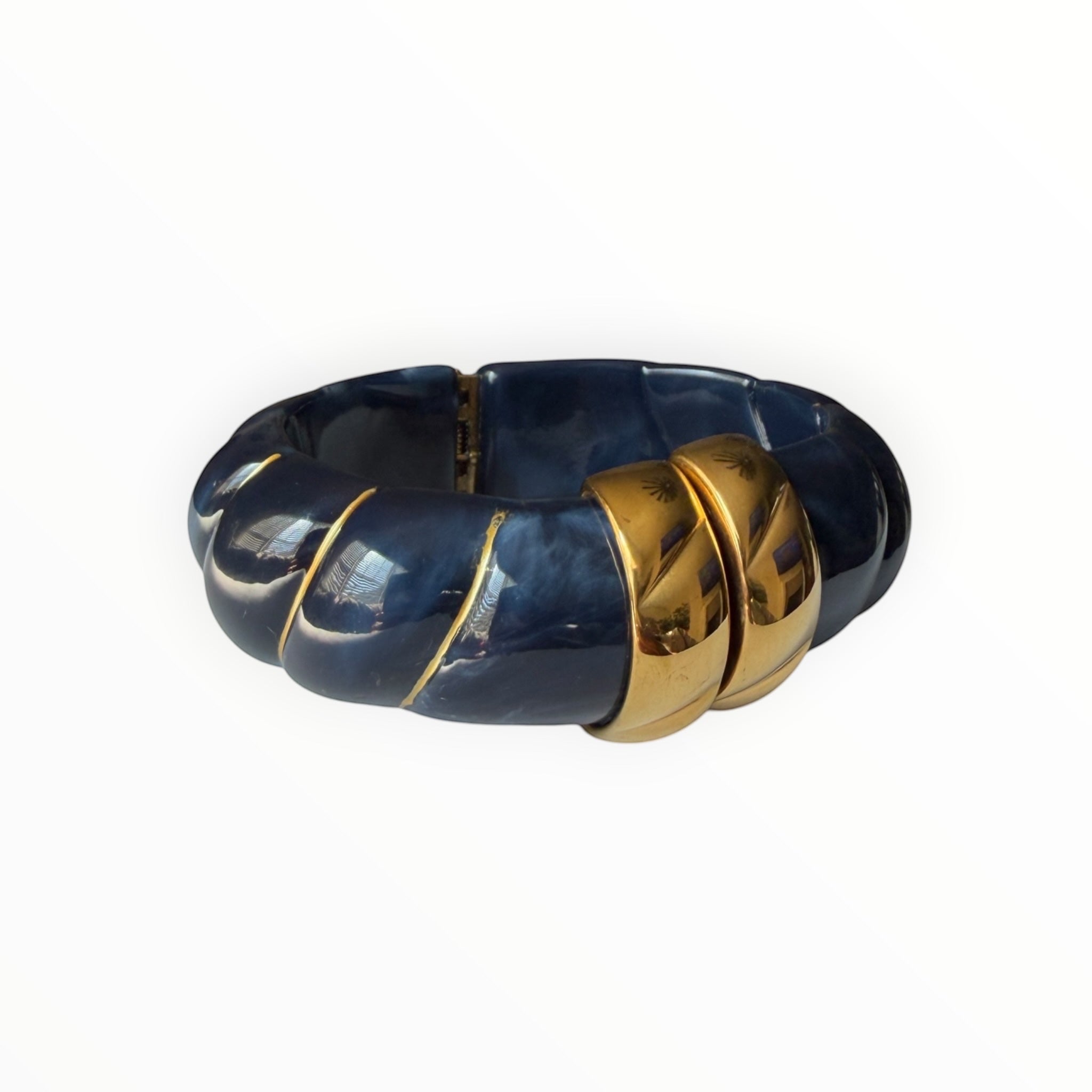 TALI The Riviera resin bracelet in navy blue with gold-plated ribbed accents for a statement look.